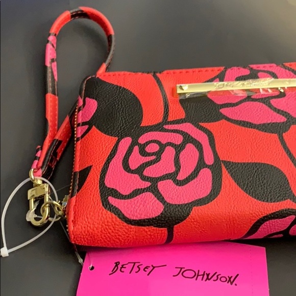 NWT. Betsey Johnson graphic red roses wallet - Picture 4 of 9